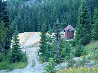 Gold Mine tailings and no trespassing signs